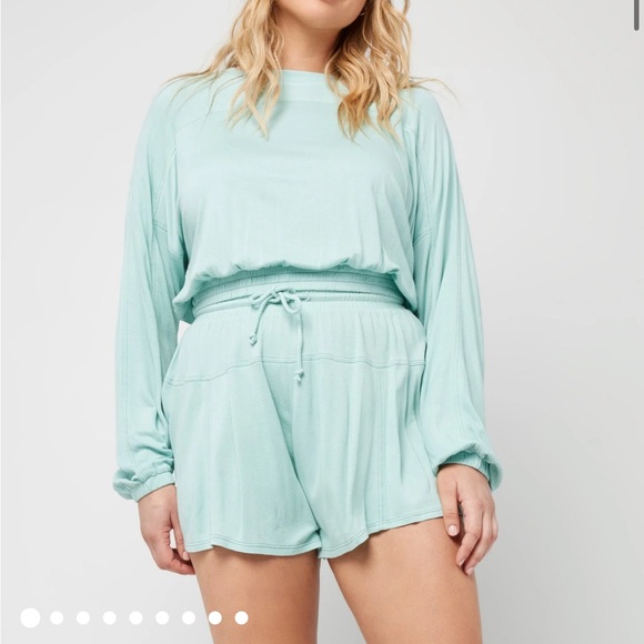 L*SPACE Daytripper Lounge Set Sweatshirt and Shorts LSPACE - Picture 9 of 12